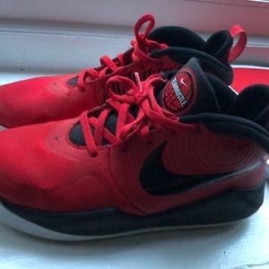 Nike team hustle basketball shoes size 5.5